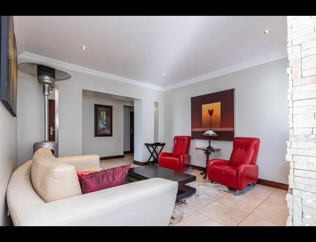 5 BEDROOM HOUSE FOR SALE IN RUIMSIG